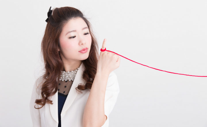 赤い糸で結ばれている女子大生