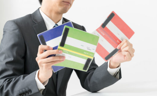 通帳を持った男性