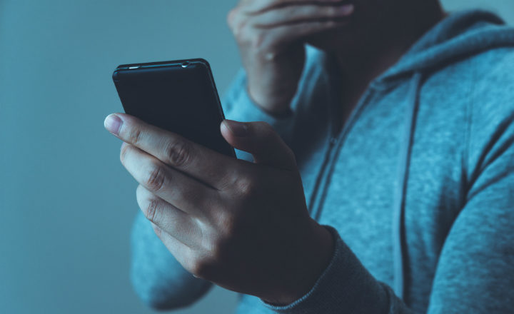スマホを見る男性
