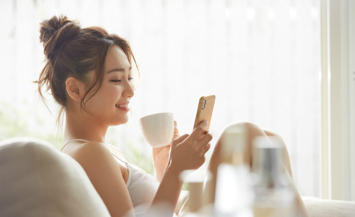 スマホをいじる女性